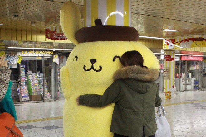誕生20周年・ポムポムプリンが新宿駅に出現!! みんなに“超癒し”体験を