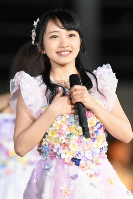 AKB48 単独/東西対向/卒コン 生写真 AKB48結成15年目の単独コンサートにメンバー107人出演、チーム8