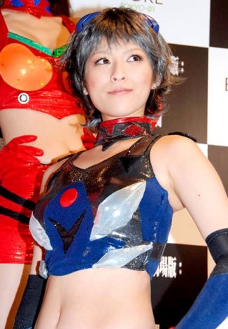 �wEVANGELION STORE TOKYO-01�x�̃I�[�v�j���O�Z�����j�[�ɃJ�����̃Z�N�V�[�R�X�v���p�œo�ꂵ���w�G���@���Q���I�����[�V���O�x�`�[���̃��[�X�N�C�[���@�iC�jORICON DD inc.