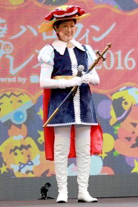 �w�r�܃n���E�B���R�X�v���t�F�X2016�x�I�[�v�j���O�Z�����j�[�Ƀ��{���̋R�m�R�X�v���œo�ꂵ���A�����s�m���̏��r�S���q��