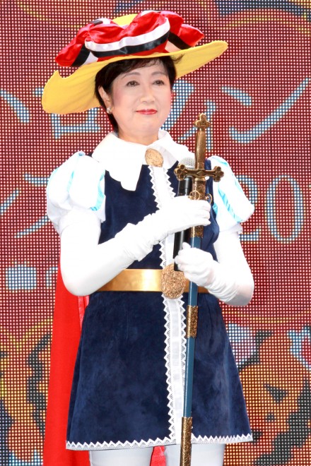 �w�r�܃n���E�B���R�X�v���t�F�X2016�x�I�[�v�j���O�Z�����j�[�Ƀ��{���̋R�m�R�X�v���œo�ꂵ���A�����s�m���̏��r�S���q��