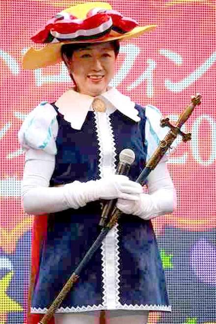 �w�r�܃n���E�B���R�X�v���t�F�X2016�x�I�[�v�j���O�Z�����j�[�Ƀ��{���̋R�m�R�X�v���œo�ꂵ���A�����s�m���̏��r�S���q��