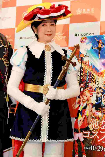 �w�r�܃n���E�B���R�X�v���t�F�X2016�x�I�[�v�j���O�Z�����j�[�Ƀ��{���̋R�m�R�X�v���œo�ꂵ���A�����s�m���̏��r�S���q��