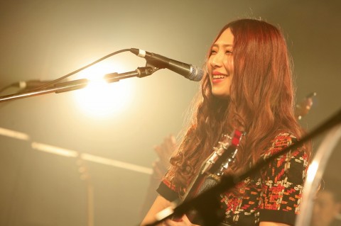 ��N12��8���ɓ����E���h�A�X�g���z�[���ōs��ꂽ���C�u�̗l�q�@GLIM SPANKY�̏������~�iVo��G�j