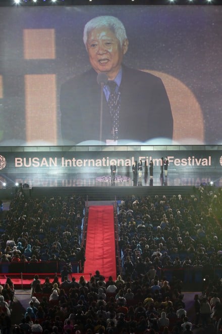 �uThe Asian Filmmaker of the year�v�ɑI�΂ꂽ��ؐ����ē̑㗝�œo�d�������c�T�v���f���[�T�[