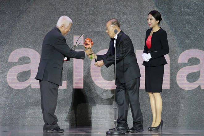 �uThe Asian Filmmaker of the year�v�ɑI�΂ꂽ��ؐ����ē̑㗝�œo�d�������c�T�v���f���[�T�[