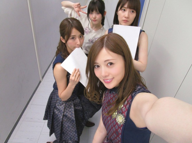 iO玞v܂ɁjBŃ|[Y߂锒Ζ߁AqʁAFARiBe^Ζ߁j =wT؎Bx