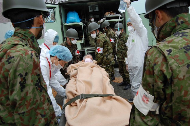 自衛隊　災害派遣　東日本大震災の勲章 Amazon.co.jp: 3.11東日本大震災 自衛隊災害派遣 絆