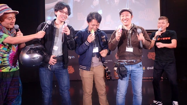 �T�[�r�X�G���A�Ń\�t�g�N���[����H�ׂĂ���c�[�����O���ԁ@�ʐ^�񋟁F�f�C���[�|�[�^��Z