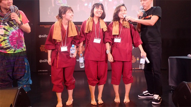 �X�[�p�[�K���ɂ��鏗�q�O���[�v�@�ʐ^�񋟁F�f�C���[�|�[�^��Z