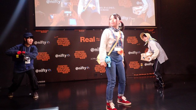 �͂��߂Ă̂������̏��̎q�ƃX�^�b�t�i�S�����l�j�@�ʐ^�񋟁F�f�C���[�|�[�^��Z