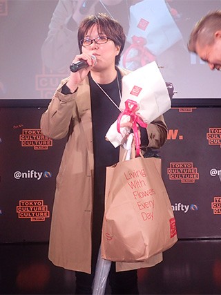 ��Ђ�������߂��l�i���܂̒��ɂ͉�Ђɒu�����ςȂ��̂Ђ��|�����͂����Ă���j�@�ʐ^�񋟁F�f�C���[�|�[�^��Z