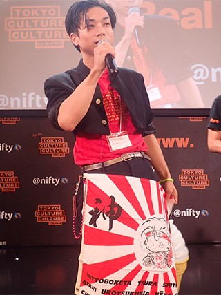 �w���Ղɖ{�C�ŋ��͂��郄���L�[�iT�V���c�ɃN���X���C�g�̖��O�������Ă���@�ʐ^�񋟁F�f�C���[�|�[�^��Z