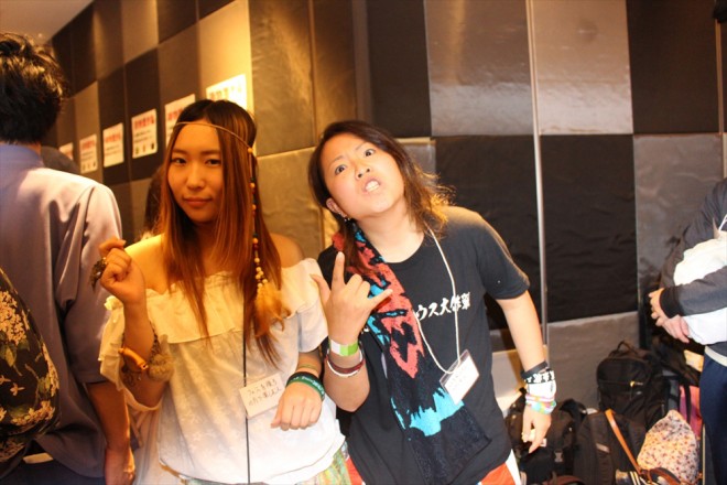 �t�F�X�����̕��Ŋy���ސl�i��)�ƃt�F�X��O�̕��Ŋy���ސl(�E)