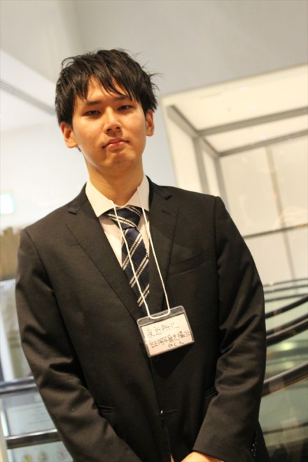 ��ߏ��ɏؖ��ʐ^���B��ɍs���l