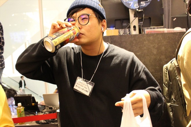 �[��̃R���r�j�ɑ���Ȃ����܂݂𔃂��ɍs������l��炵�̒j��