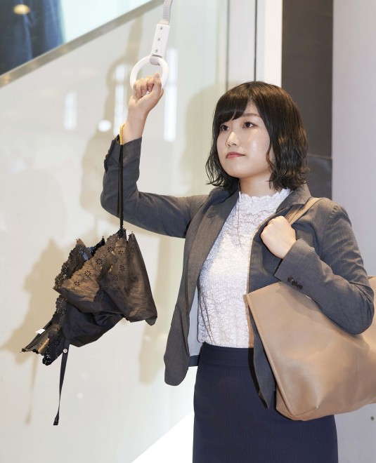 �u�ォ��J���𐂂炵�Ă���l�v