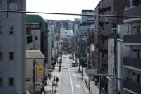 これぞ日本の空、電柱と電線が張り巡らされた街並み