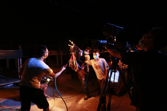 �����f��i�wThunderbolt Fantasy �����Ꙙ�x���C�L���O���A�B�e�̗l�q