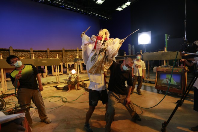 �����f��i�wThunderbolt Fantasy �����Ꙙ�x���C�L���O���A�B�e�̗l�q