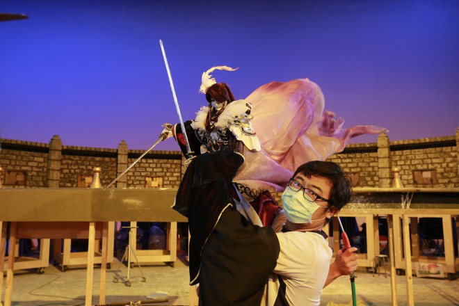 �����f��i�wThunderbolt Fantasy �����Ꙙ�x���C�L���O���A�B�e�̗l�q