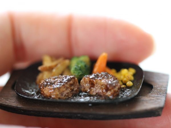 指先サイズのケーキが10万円? 人気ミニチュア作家が明かす“まるで本物