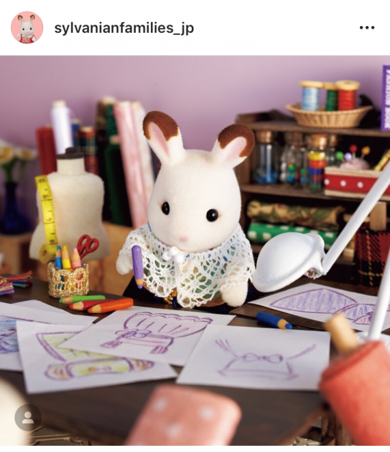 �}�V���}���l�Y�~�̏��̎q�ɔ��\��p�̃h���X�̃f�U�C���𗊂܂ꂽ�V���R���E�T�M�̂��o����B�u���[��c�ǂ�ȃh���X�ɂ��悤������c�v