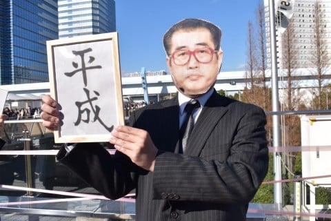 �ߋ��̃R�~�b�N�}�[�P�b�g�Ō������l�^�R�X�v���C���[