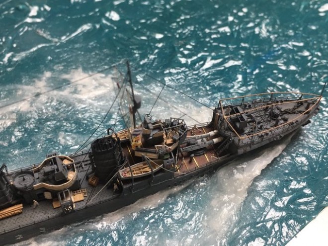 ����F�͎�̂��˂锒�g�̓����i�[�������Ă�r�j�[�����`�ɐ؂���A�J�[�u�����ČŒ�B���̏�ɃR�b�g�����������W�F�����f�B�E���Ŕ������Ă���^��i�F1/700�쒀�͕����^����FK-�T�i@battleship_5�j