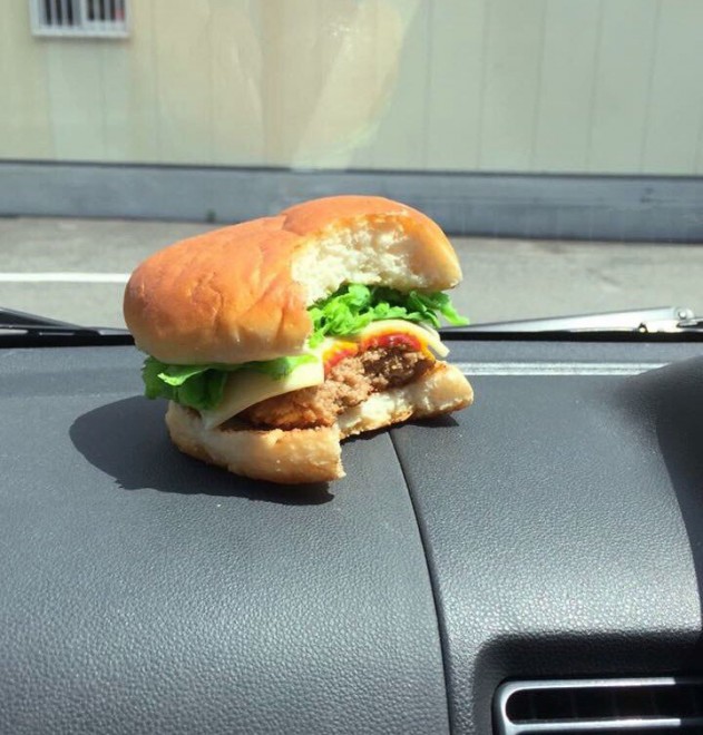 �u���킳���v����Twitter���u�H�ׂ����o�[�K�[���Ԃɕ��u�v