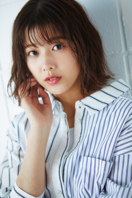 欅坂46(けやき坂46) - 欅坂46　渡邉理佐　1st 写真集　無口　アザーカット 欅坂46 渡邉理佐 1st写真集「無口」 : 渡邉理佐 | HMV&BOOKS