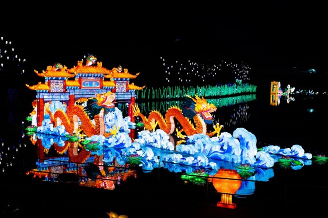 『チャイナランタンフェスティバル』で展示されている「鯉の登龍門」