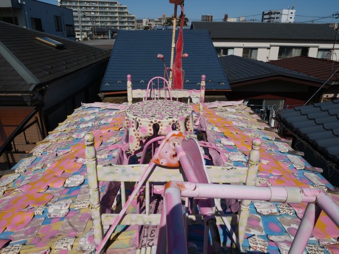 ピンクは脳に美味しいんです」 閑静な住宅街に突如現れるピンク