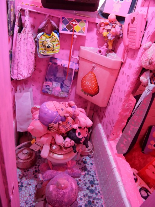 ピンクは脳に美味しいんです」 閑静な住宅街に突如現れるピンクの館