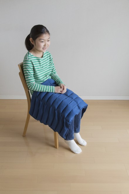 座ると、むずむず、そわそわする子に、重さで安心を