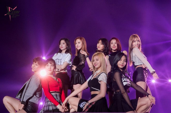 �wKCON 2016 JAPAN�x�ɏo������TWICE