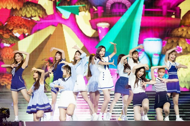 IZ*ONE�wKCON 2019 JAPAN�x�̗l�q�@�iC�jCJ ENM Co Ltd All Rights Reserved