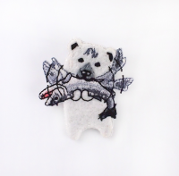 「ピチクマバッチ」北海道の木彫りグマのようにサケをくわえるチビクマ。ピチピチと跳ねるサケを少ない線と微妙な糸の濃淡で漫画チックに表現