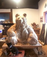 大きなクマの彫刻を制作しているとき