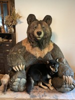 大きなクマの彫刻と共に育った犬”がSNSで反響、「成長して体がはみ出て