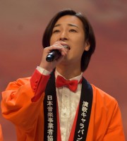 本公演のテーマソングで唱歌「ふるさと」を合唱する山内惠介