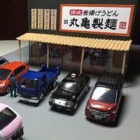 ジオラマで トミカタウン を自作するサラリーマン 作品に写る2人の男性に込めたひそかなこだわりは Oricon News