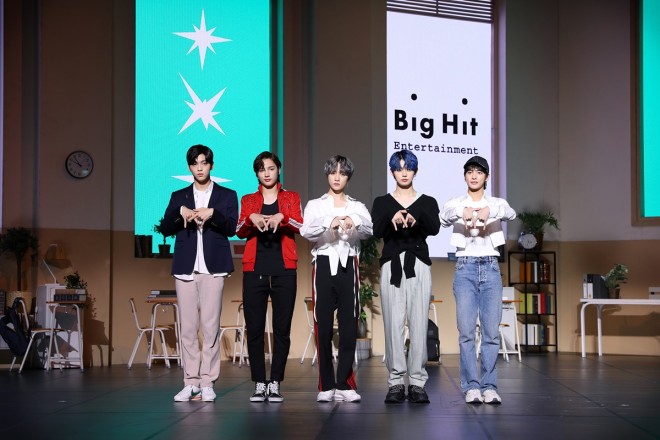 TOMORROW X TOGETHER�@(C)Big Hit Entertainment