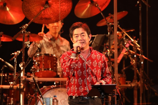 宮沢和史、30周年コンサートで映し出された“人に寄り添う”音楽人生の旅 ライブハウスさながらに揺れたオーチャードホール | ORICON NEWS
