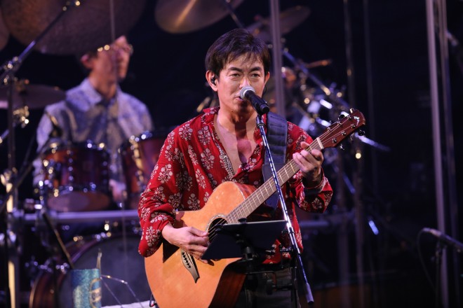 宮沢和史、30周年コンサートで映し出された“人に寄り添う”音楽人生の旅 ライブハウスさながらに揺れたオーチャードホール | ORICON NEWS