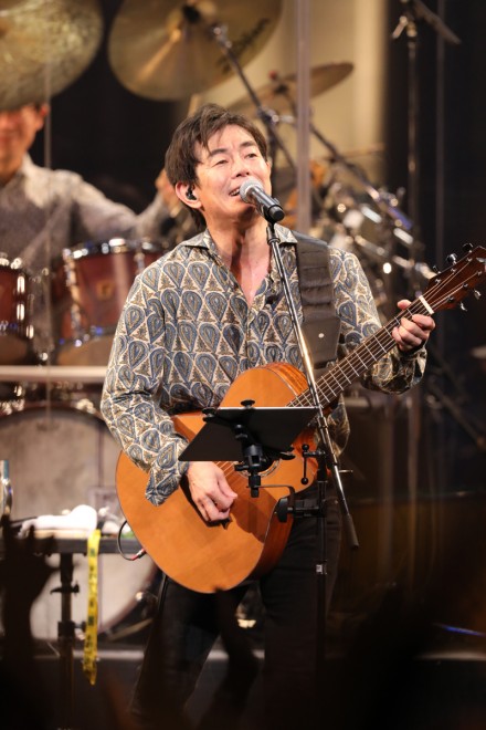 宮沢和史、30周年コンサートで映し出された“人に寄り添う”音楽
