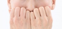 【顔トレ2 鼻下】若々しく引き締まった口元を作る。人差し指、中指、薬指の第一関節を使って