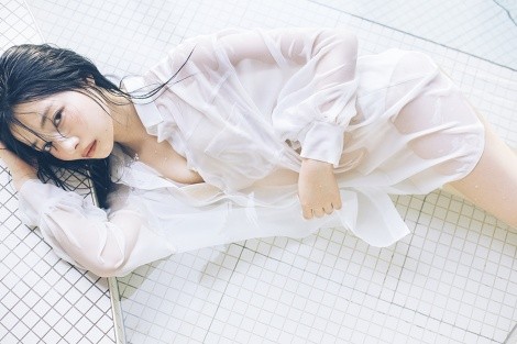 NMB48・村瀬紗英、“ドSボディ”が話題の初の写真集発売 下着姿の