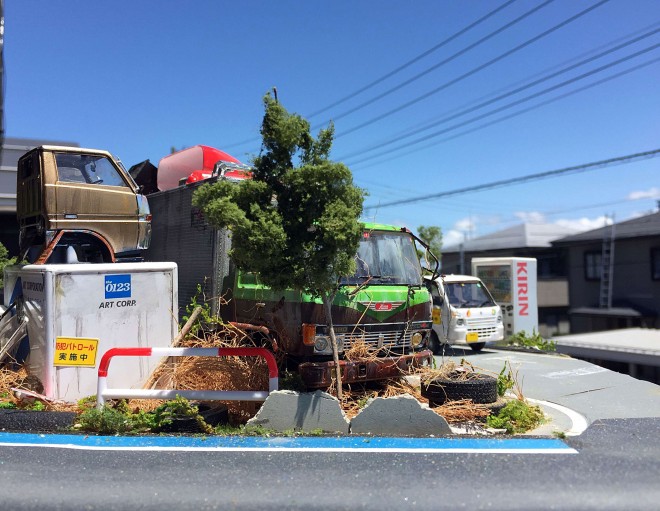 倉庫代わりの廃トラック＆ボンネットバスが走る農道…田舎ジオラマに思わず“ホッ”「やっぱり、日本人なんだな～」 | ORICON NEWS