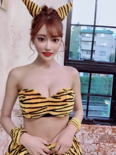 ���ЃA�p�����u�����h�uwhip bunny�v�Ő����≺�����v���f���[�X���Ă��閾���ԃL����